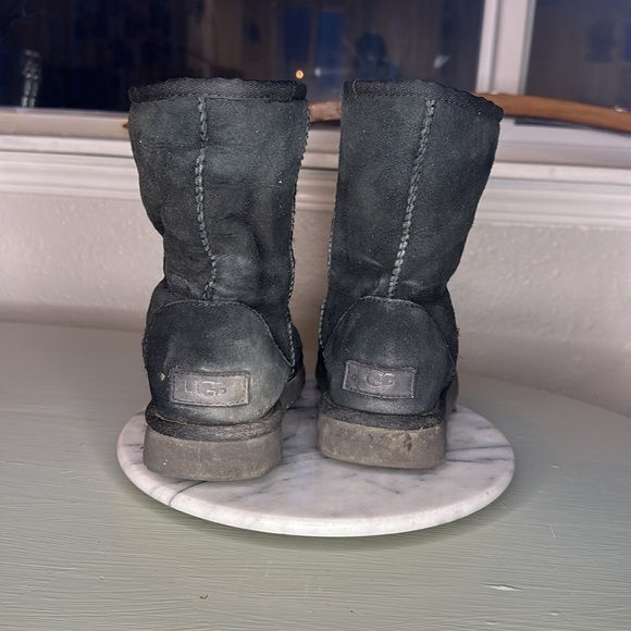 UGG BLACK MID CALF BOOTS (6) - Picture 3 of 4